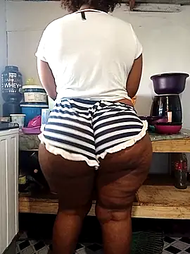 Snapshot of curvyloneah75 chatting on September 16, 5:48 am curvyloneah75 online show from September 16, 5:48 am