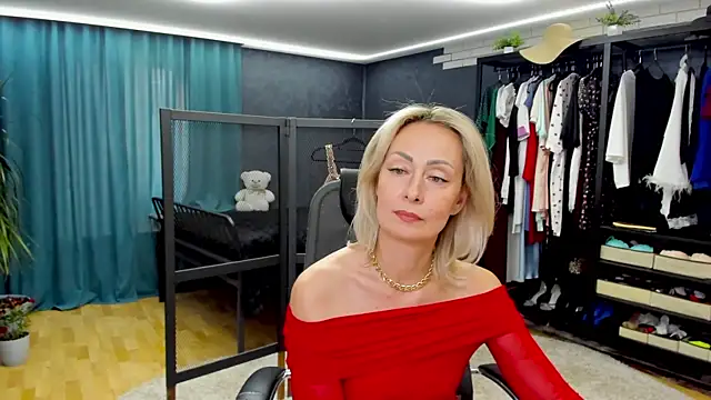 Julia Cherry  online show from May 31, 1:17 pm