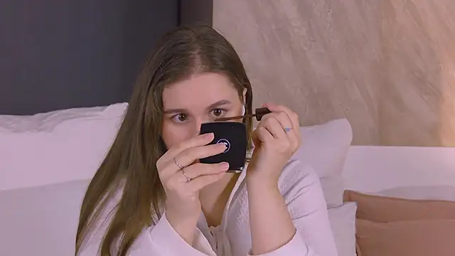 EllieHayes online show from March 19, 10:25 pm