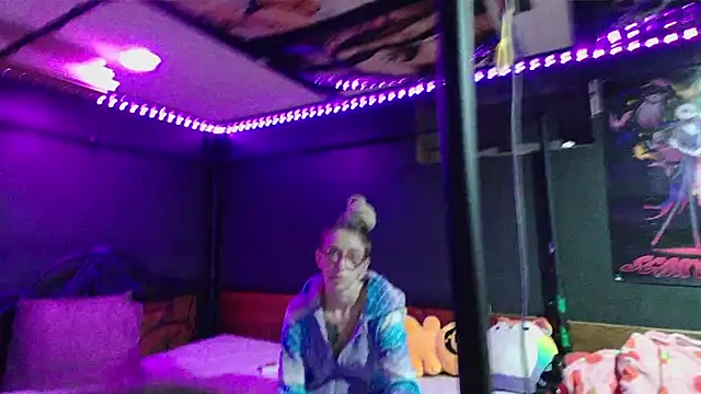 Stonermama666420 online show from December 14, 4:18 am