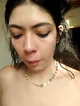 Aurora Hotson online show from November 20, 9:05 pm