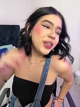 Lily Woodz online show from February 11, 7:15 pm