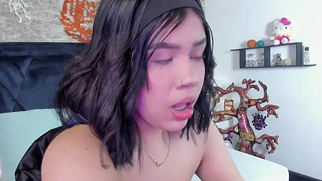 Lily Woodz online show from October 30, 7:04 pm