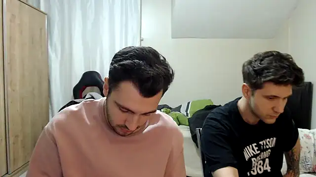 Snapshot of handsomeee04 chatting on October 7, 7:40 pm handsomeee04 online show from October 7, 7:40 pm