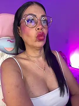 Snapshot of KarolRubi1 chatting on October 19, 1:29 am KarolRubi1 online show from October 19, 1:29 am