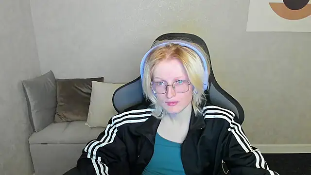 Snapshot of ElizabethHarpper chatting on September 21, 1:37 am ElizabethHarpper online show from September 21, 1:37 am