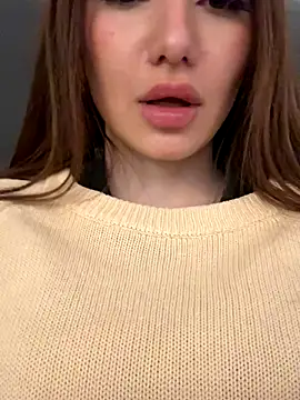 Maddy Jones online show from October 17, 2:15 am