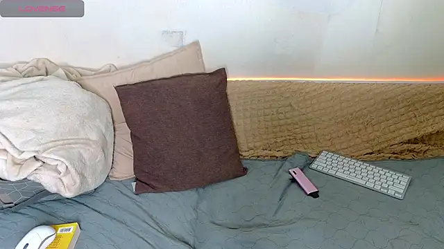 emilytrays online show from February 22, 7:09 am