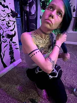 Snapshot of trashbrat chatting on October 19, 6:37 am trashbrat online show from October 19, 6:37 am