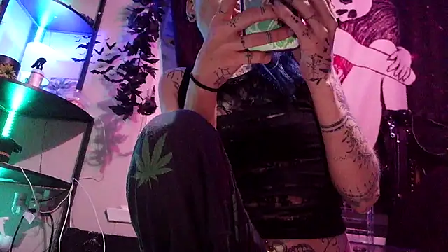 Snapshot of trashbrat chatting on October 9, 2:05 am trashbrat online show from October 9, 2:05 am