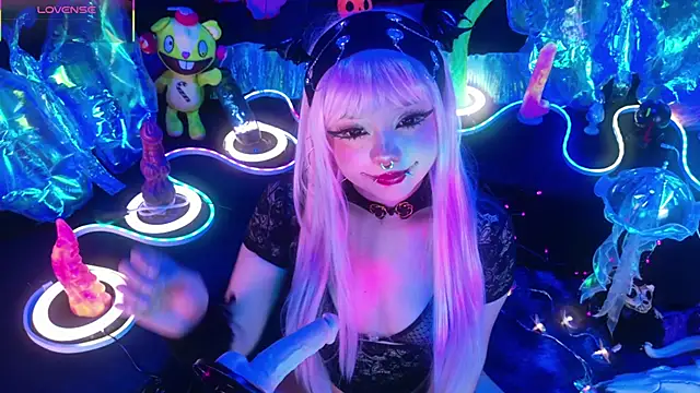 LaytonBox online show from March 18, 3:06 pm