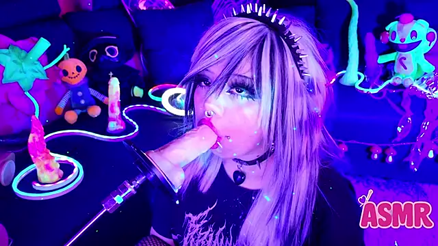 LaytonBox online show from November 11, 5:10 pm