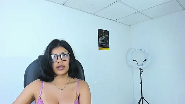 Snapshot of Salmaportman69 chatting on October 17, 3:32 am Salmaportman69 online show from October 17, 3:32 am
