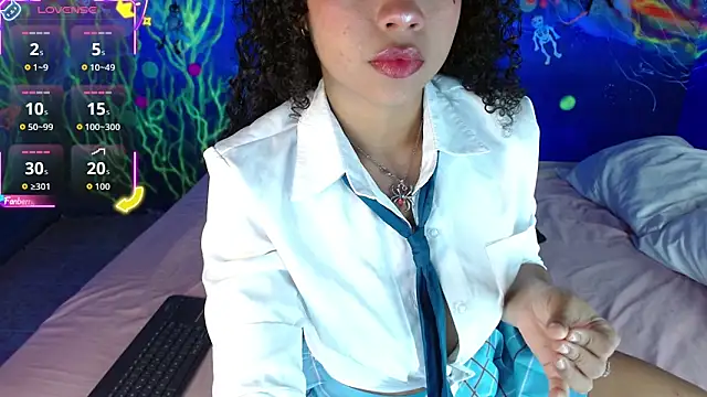 Snapshot of lucie_petite chatting on October 16, 6:32 pm lucie petite online show from October 16, 6:32 pm