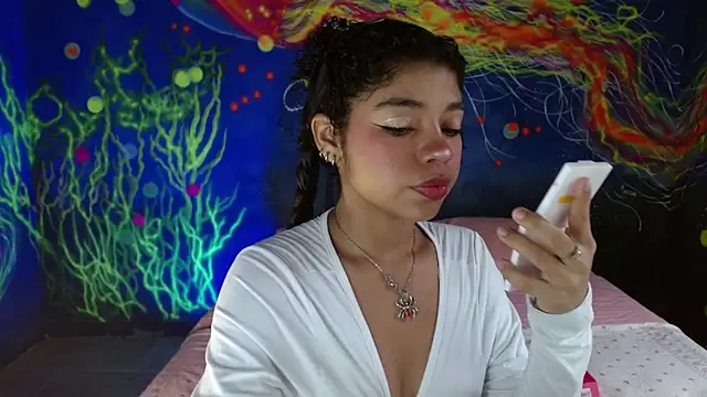 Snapshot of lucie_petite chatting on September 10, 6:19 pm lucie petite online show from September 10, 6:19 pm