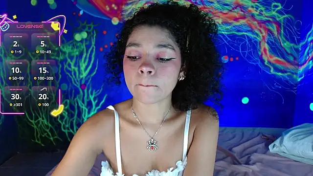 Snapshot of lucie_petite chatting on October 11, 6:43 pm lucie petite online show from October 11, 6:43 pm