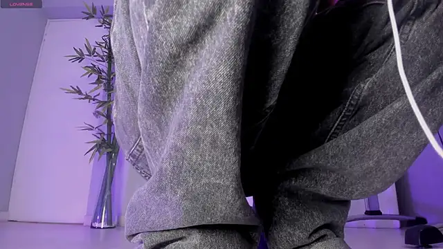 hannah howeell   online show from September 15, 9:39 am