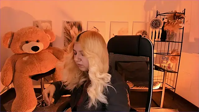 DiaAngell online show from December 17, 7:29 pm