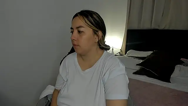 brithany olson25 online show from February 15, 5:23 pm