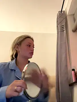 Snapshot of blissdimicco chatting on October 14, 5:48 pm blissdimicco online show from October 14, 5:48 pm