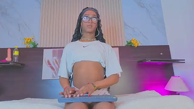 nahomy james25 online show from October 5, 10:37 pm