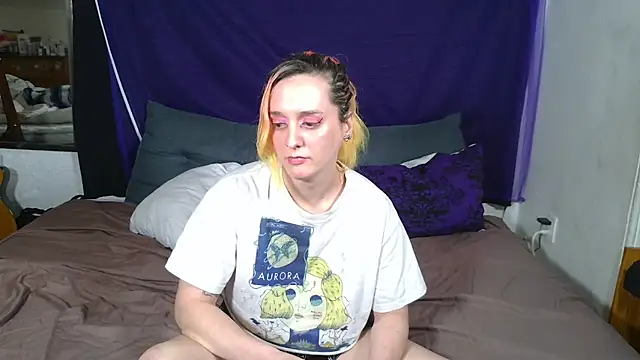 Snapshot of Evelan420 chatting on October 14, 8:22 pm Evelan420 online show from October 14, 8:22 pm