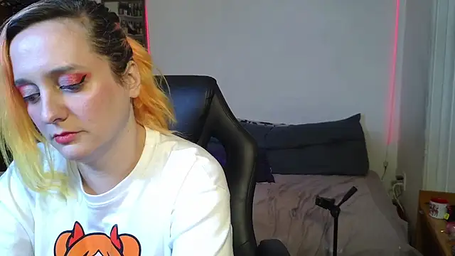 Evelan420 online show from October 28, 9:30 pm