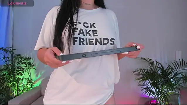 Hannah Jonhson online show from October 28, 7:30 pm