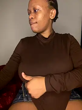 Boneca25 online show from December 3, 7:00 am