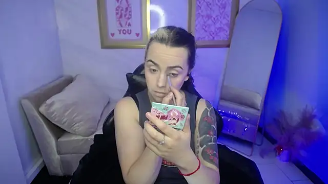 Hela v online show from November 7, 1:06 pm