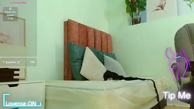 brendathompson  online show from December 4, 4:15 am