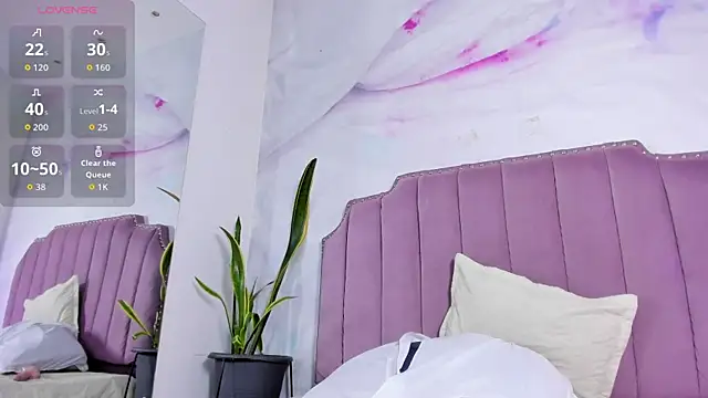 Lia Guzman online show from October 6, 4:18 am