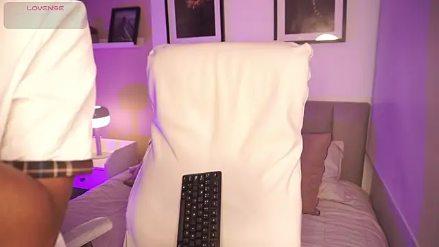 Snapshot of Gigi_Strawberry chatting on October 17, 5:21 am Gigi Strawberry online show from October 17, 5:21 am