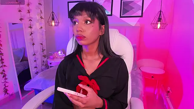 Snapshot of Gigi_Strawberry chatting on September 18, 4:33 am Gigi Strawberry online show from September 18, 4:33 am