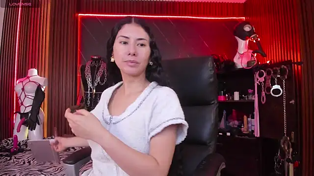 XiaQueen online show from December 17, 1:15 pm