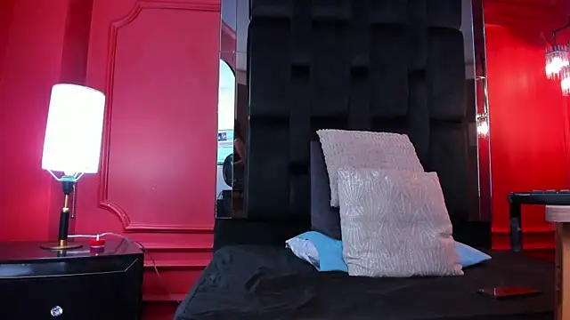 scarlet edwars online show from October 3, 5:40 pm