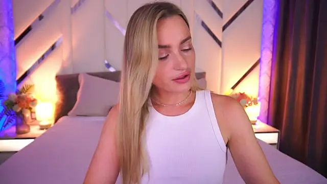 LindsieGreyy online show from July 11, 1:00 pm