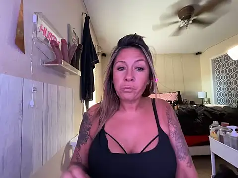 Snapshot of bossyroxy84 chatting on October 1, 5:07 pm bossyroxy84 online show from October 1, 5:07 pm
