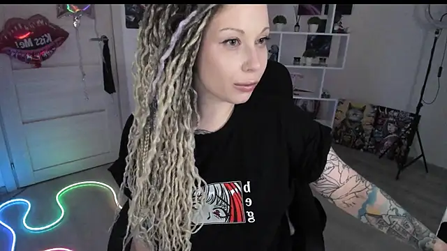 HoneySallyMoore online show from April 4, 8:18 pm