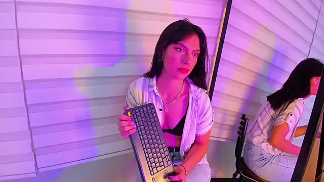 Snapshot of alice_lodge chatting on October 9, 3:21 am alice lodge online show from October 9, 3:21 am
