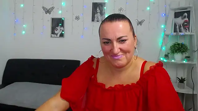 Snapshot of DianaMGG chatting on October 1, 5:56 am DianaMGG online show from October 1, 5:56 am