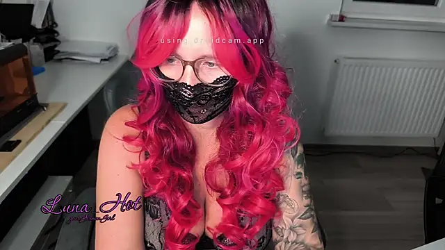 Lunalein online show from November 2, 8:01 pm