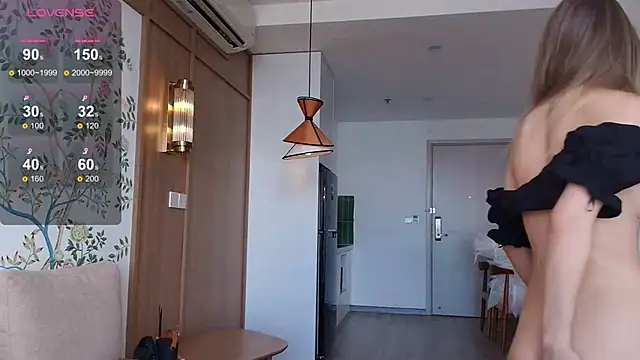 Snapshot of minamoons chatting on October 12, 2:47 am minamoons online show from October 12, 2:47 am