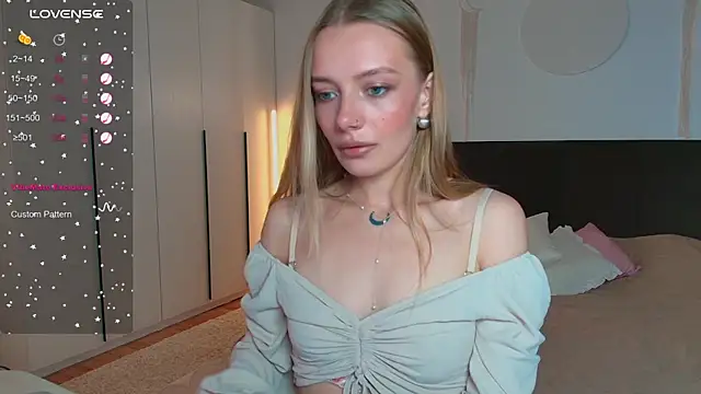 LunaticaBae online show from September 12, 4:02 am