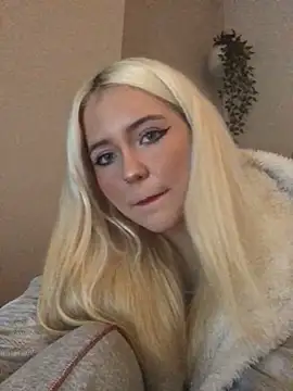 Snapshot of Blondie_Sofia_Essexbabe chatting on October 21, 9:52 pm Blondie Sofia Essexbabe online show from October 21, 9:52 pm