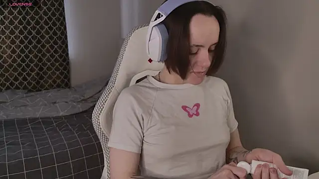 Luna Loveee online show from April 16, 6:57 am