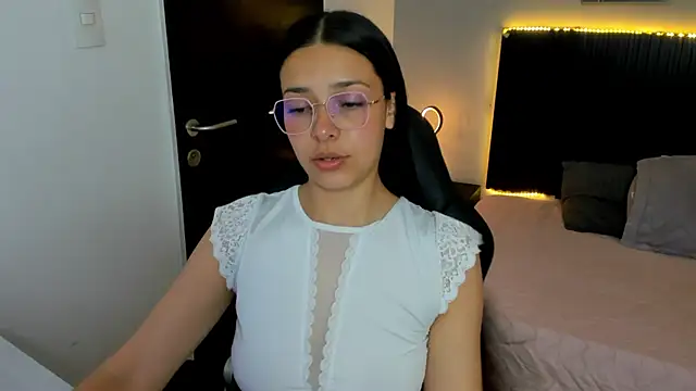 Snapshot of angeline_davies chatting on October 22, 3:55 am angeline davies online show from October 22, 3:55 am