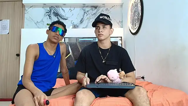Snapshot of KING_OFF_BOYS chatting on October 16, 3:03 pm KING OFF BOYS online show from October 16, 3:03 pm