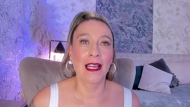 Liannaa  online show from November 19, 7:58 pm