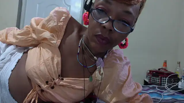 Snapshot of Ladyzee25 chatting on October 18, 2:09 pm Ladyzee25 online show from October 18, 2:09 pm